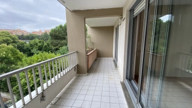 Minimes - T3 traversant avec balcon et parkings