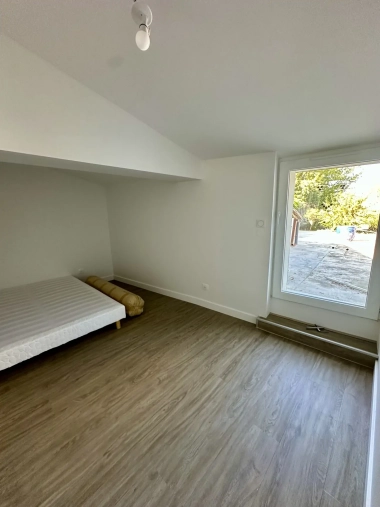LASSERRE-PRADERE Rare meublé rénové 165m2 centre village