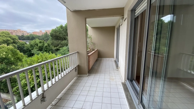 Minimes - T3 traversant avec balcon et parkings