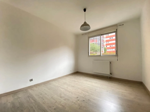 Minimes - T4 avec balcon, parking sous-sol et cave