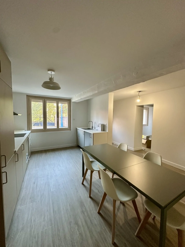 LASSERRE-PRADERE Rare meublé rénové 165m2 centre village